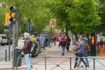 Peatones y vehículos en la calle de los Alamillos de Valladolid