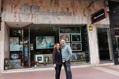 Dueños del estudio de fotografía 'ÑFotógrafos' de la calle de los Alamillos en Valladolid