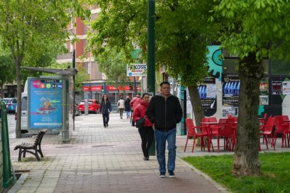 Gente transitando por una zona de paseo de la calle de los Alamillos en Valladolid