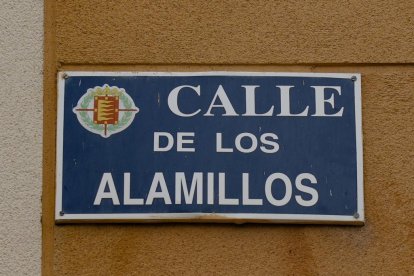 Detalle de la placa de la calle de los Alamillos de Valladolid