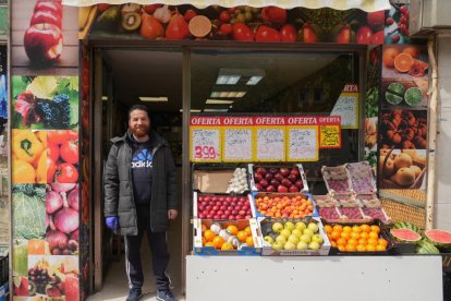 Imagen del dueño de una frutería en la calle de los Alamillos de Valladolid