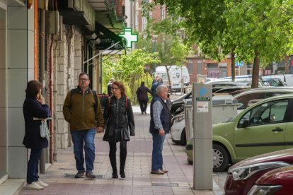 Personas transitando por la calle de los Alamillos de Valladolid