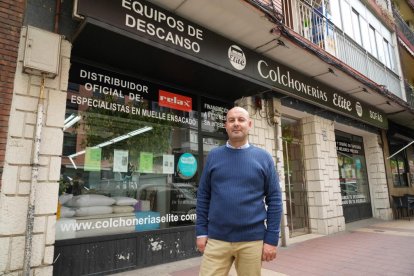 Imagen de uno de los trabajadores de 'Élite' en la calle de los Alamillos de Valladolid