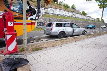 Una grúa saca el vehículo accidentado en la Avenida Salamanca