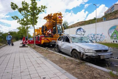 Una grúa saca el vehículo accidentado en la Avenida Salamanca