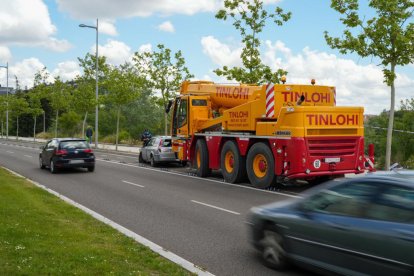 Una grúa saca el vehículo accidentado en la Avenida Salamanca