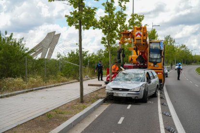 Una grúa saca el vehículo accidentado en la Avenida Salamanca