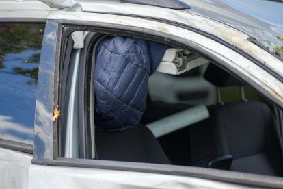 Una grúa saca el vehículo accidentado en la Avenida Salamanca