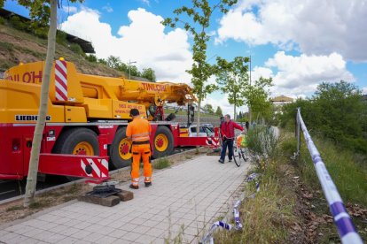 Una grúa saca el vehículo accidentado en la Avenida Salamanca
