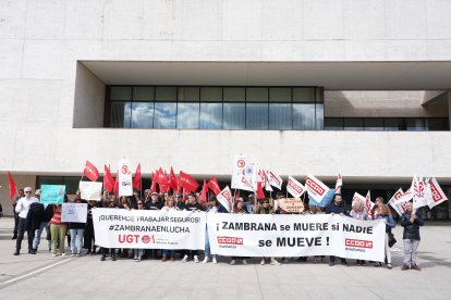 Concentración para denunciar la actuación de la Junta con el centro Zambrana