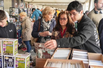 Feria del coleccionismo en la Plaza de Portugalete (Valladolid).