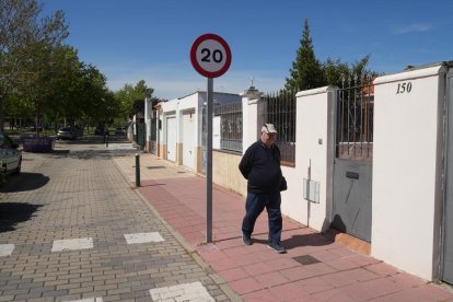 Un vecino pasea cerca de unas casas en la Cañada Real