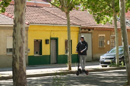 Un hombre pasea en patinete por la Cañada Real