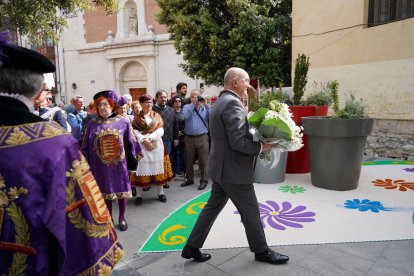 Jesús Julio Carnero, alcalde de Valladolid, entrega la ofrenda floral al patrón.