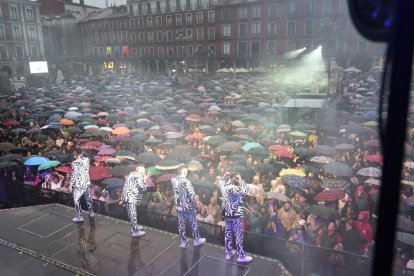 Feria de San Pedro Regalado. Concierto de la Orquesta Panorama en la Plaza Mayor.