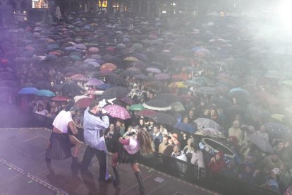 Feria de San Pedro Regalado. Concierto de la Orquesta Panorama en la Plaza Mayor.