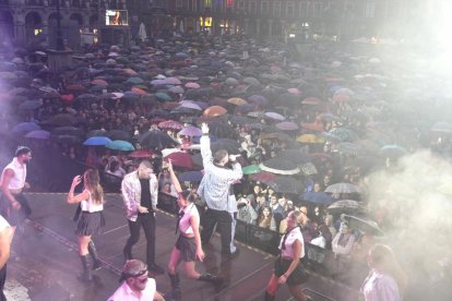 Feria de San Pedro Regalado. Concierto de la Orquesta Panorama en la Plaza Mayor.