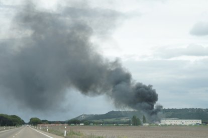 Incendio en una planta de reciclaje en Aldeamayor