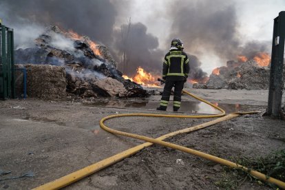 Incendio en una planta de reciclaje en Aldeamayor