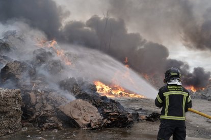 Incendio en una planta de reciclaje en Aldeamayor