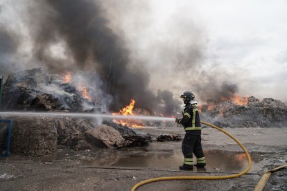 Incendio en una planta de reciclaje en Aldeamayor
