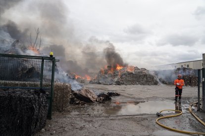 Incendio en una planta de reciclaje en Aldeamayor