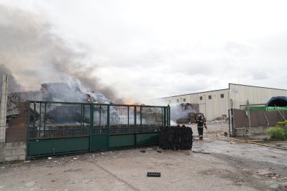 Incendio en una planta de reciclaje en Aldeamayor