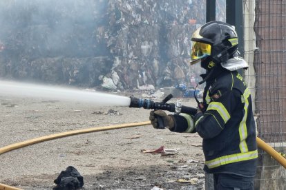 Incendio en una planta de reciclaje en Aldeamayor