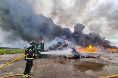 Incendio en una planta de reciclaje en Aldeamayor