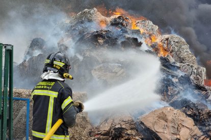 Incendio en una planta de reciclaje en Aldeamayor