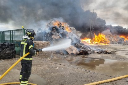 Incendio en una planta de reciclaje en Aldeamayor