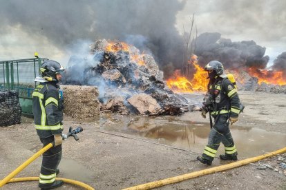 Incendio en una planta de reciclaje en Aldeamayor