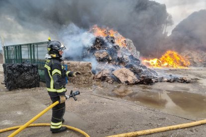 Incendio en una planta de reciclaje en Aldeamayor