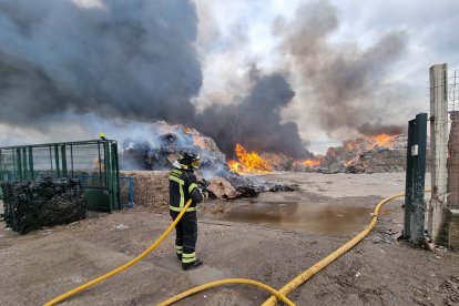Incendio en una planta de reciclaje en Aldeamayor