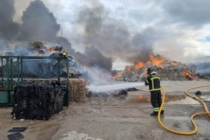 Incendio en una planta de reciclaje en Aldeamayor