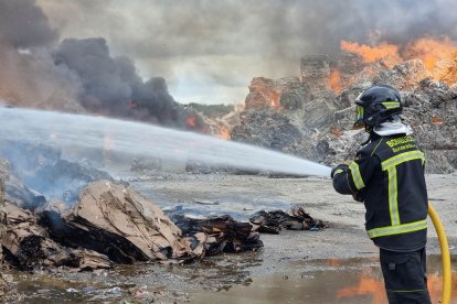 Incendio en una planta de reciclaje en Aldeamayor