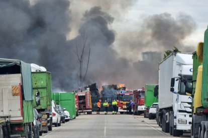 Incendio en una planta de reciclaje en Aldeamayor
