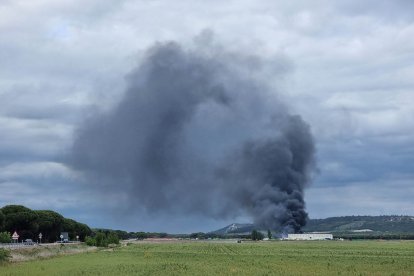 Incendio en una planta de reciclaje en Aldeamayor