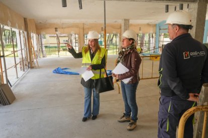 La concejala de juventud, Carolina del Bosque, visita las obras en el antiguo Círculo Campestre para hacer un albergue juvenil en el pinar.