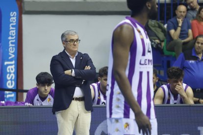 Paco García, cabizbajo con los brazos cruzados en el segundo duelo de la eliminatoria.