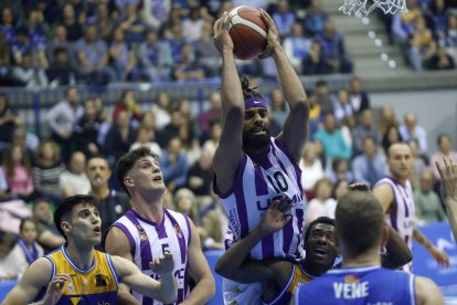 N'Guessan captura un rebote ante San Pablo en el Coliseum.