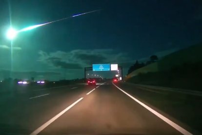 Una bola de luz sobrevuela el cielo de Valladolid