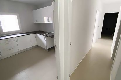 Detalle de la cocina y pasillo de unas de las 56 viviendas de alquiler que salen a sorteo.