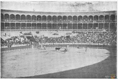 Interior de la plaza de toros en 1900, tres años después de la muerte de Peterete