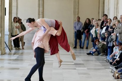 Actuación de Taiat Dansa en el Museo Patio Herreriano con su obra 'Entrée a dos'.