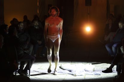 Actuación de Pau Arán Gimeno en el Museo de Escultura con su obra 'Seeking the Truth (en busca de la verdad)'.