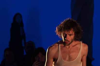 Actuación de Pau Arán Gimeno en el Museo de Escultura con su obra 'Seeking the Truth (en busca de la verdad)'.