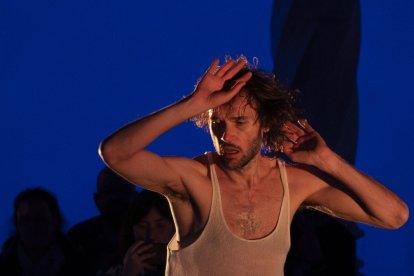 Actuación de Pau Arán Gimeno en el Museo de Escultura con su obra 'Seeking the Truth (en busca de la verdad)'.