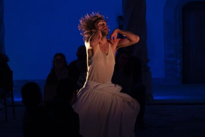 Actuación de Pau Arán Gimeno en el Museo de Escultura con su obra 'Seeking the Truth (en busca de la verdad)'.