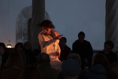 Actuación de Pau Arán Gimeno en el Museo de Escultura con su obra 'Seeking the Truth (en busca de la verdad)'.